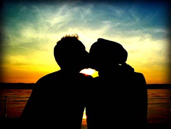 Caro+Falk-Kuss-Sonnenuntergang01_edited